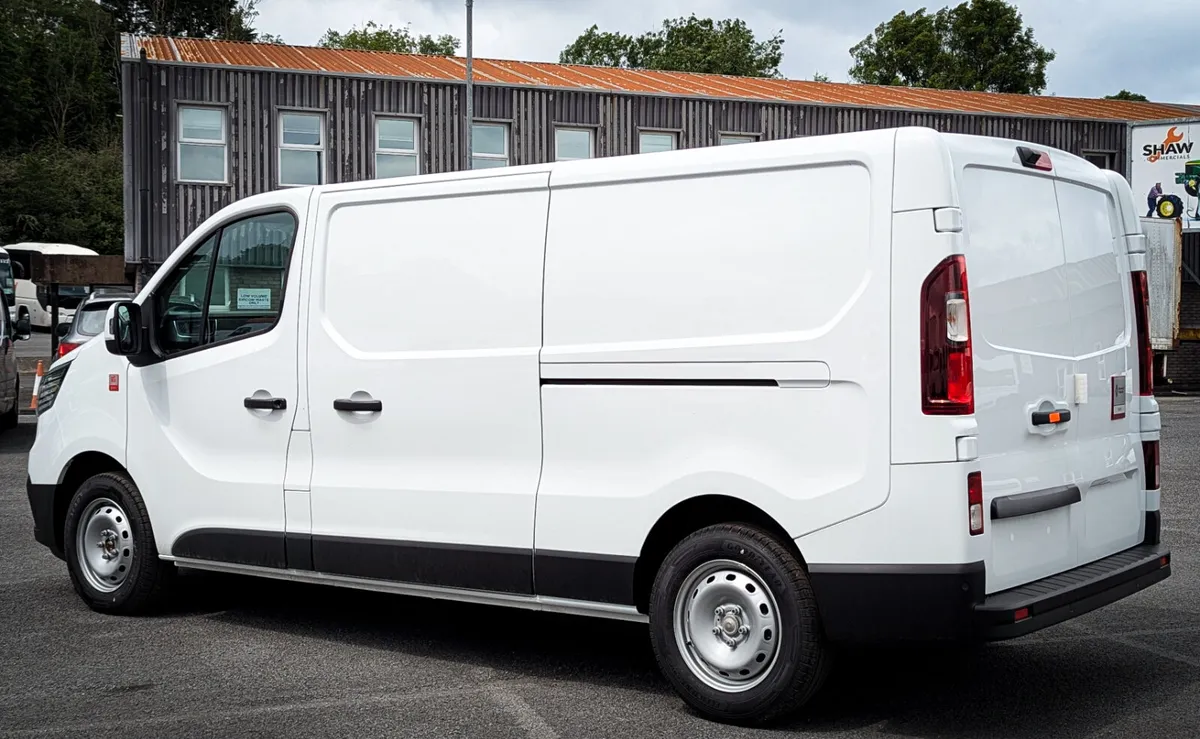 All New Renault  Trafic Red Edition - Image 4