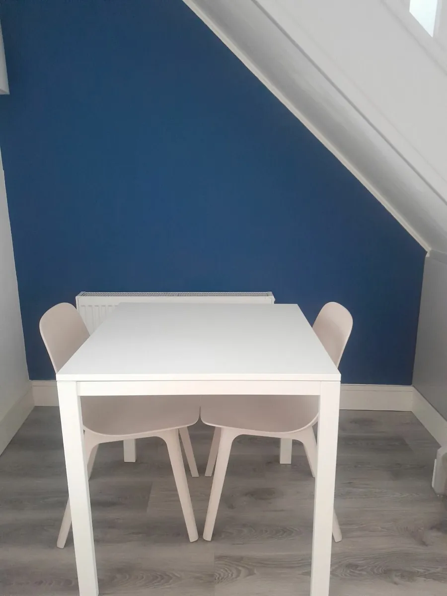 Table and 2 chairs - Image 1