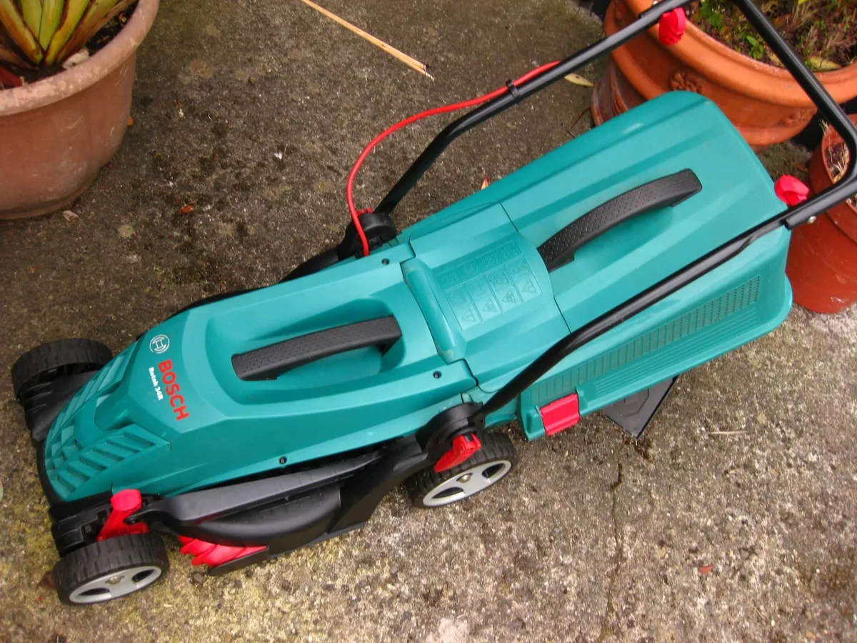 As New 2023 Bosch Rotak Electric Lawnmower. - Image 4