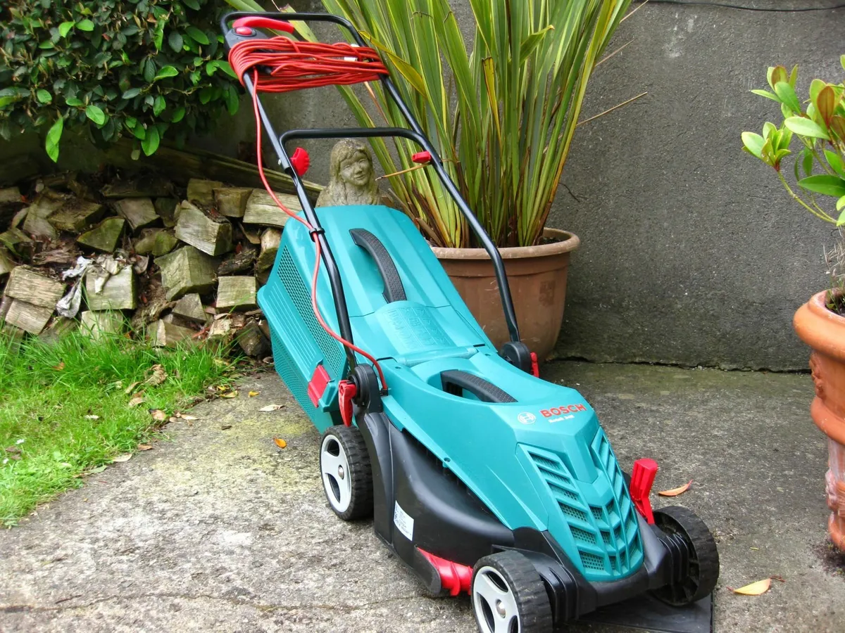 As New 2023 Bosch Rotak Electric Lawnmower. - Image 3