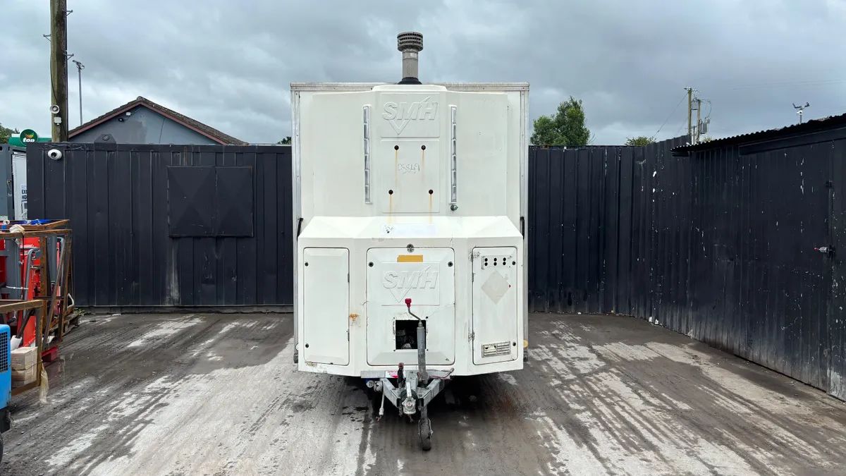 Single Axle Shower Unit With Engine - Image 3