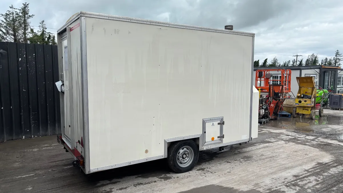 Single Axle Shower Unit With Engine - Image 4