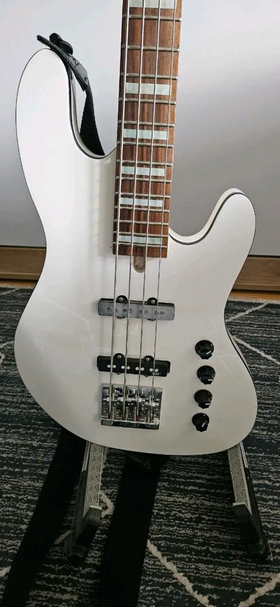 Bass guitar Chinese Fender copy - Image 1