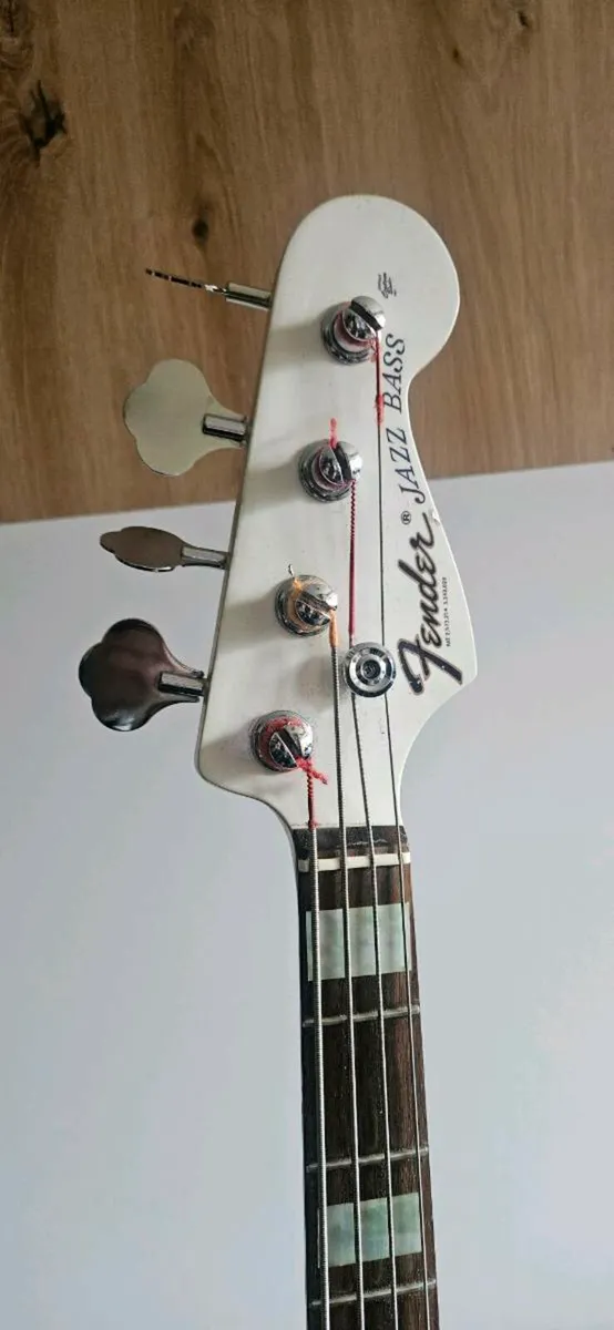 Bass guitar Chinese Fender copy - Image 2