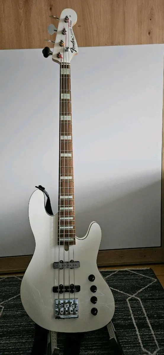 Bass guitar Chinese Fender copy - Image 3