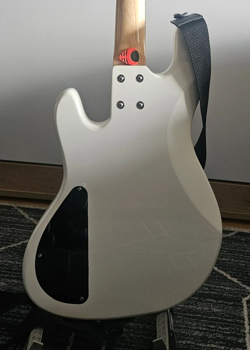 Bass guitar Chinese Fender copy - Image 4