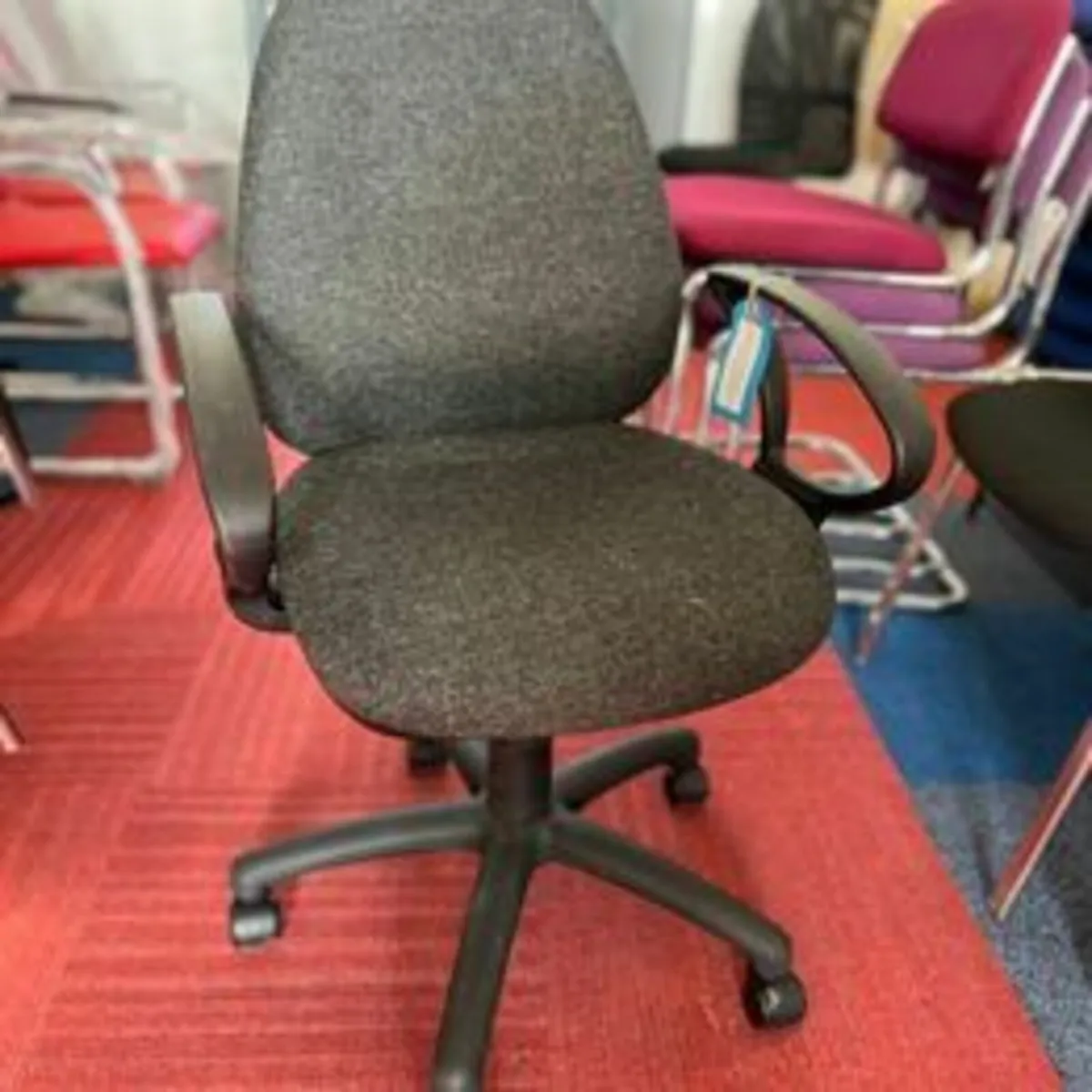 Used 1600 Desk, Chair and Underdesk Storage - Image 4