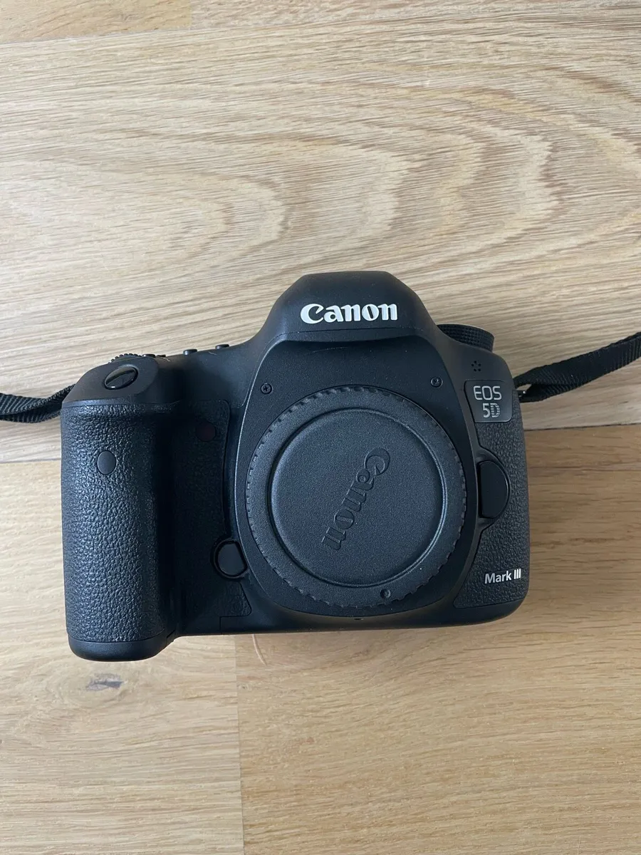 Canon EOS 5D Mark III camera body - Image 1