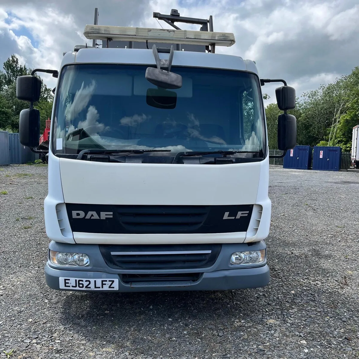 DAF LF 45.160 Tipper with tar chutes - Image 3