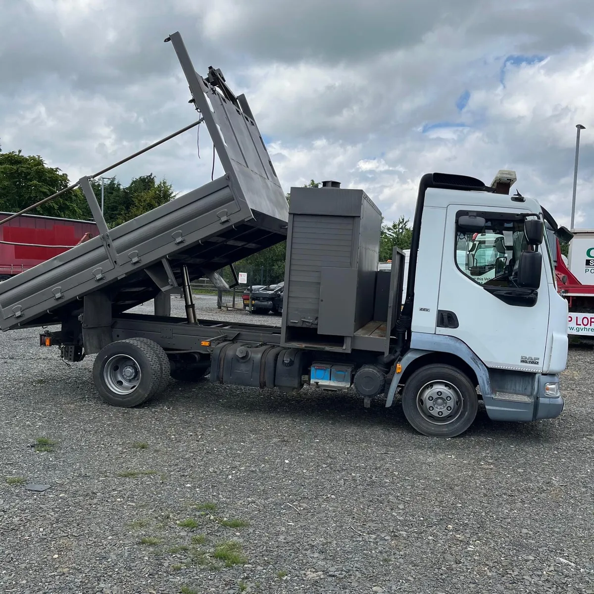 DAF LF 45.160 Tipper with tar chutes - Image 2