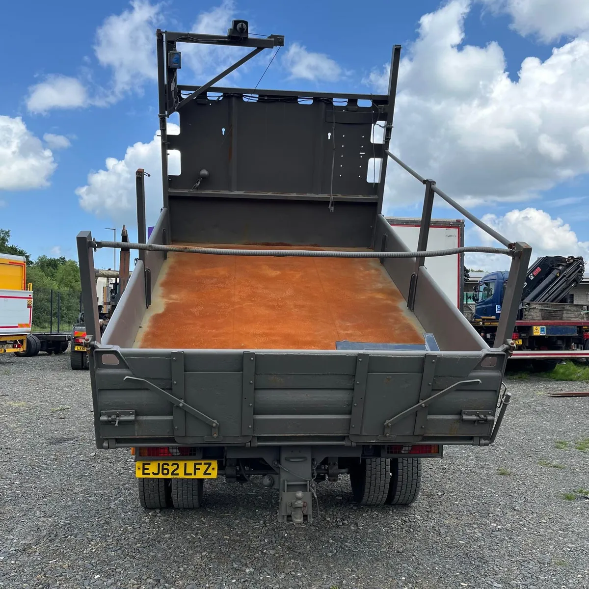 DAF LF 45.160 Tipper with tar chutes - Image 4