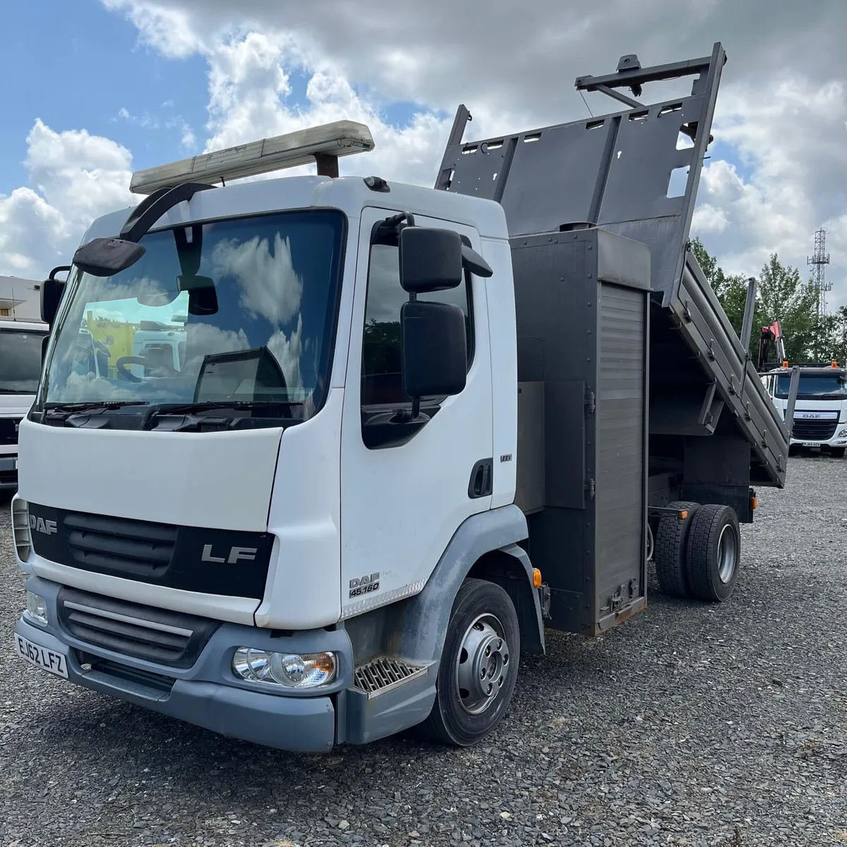 DAF LF 45.160 Tipper with tar chutes - Image 1