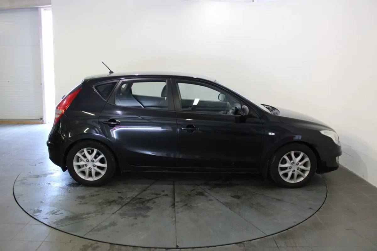 Hyundai i30 1.6 Crdi 90bhp Deluxe Eco - Image 3