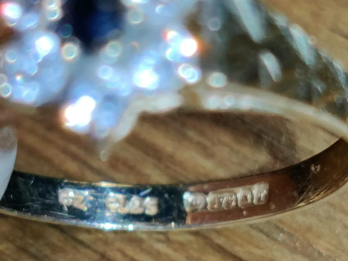DAISY SAPPHIRE, 9CT Gold New Ladies Dress Ring ! - Image 3