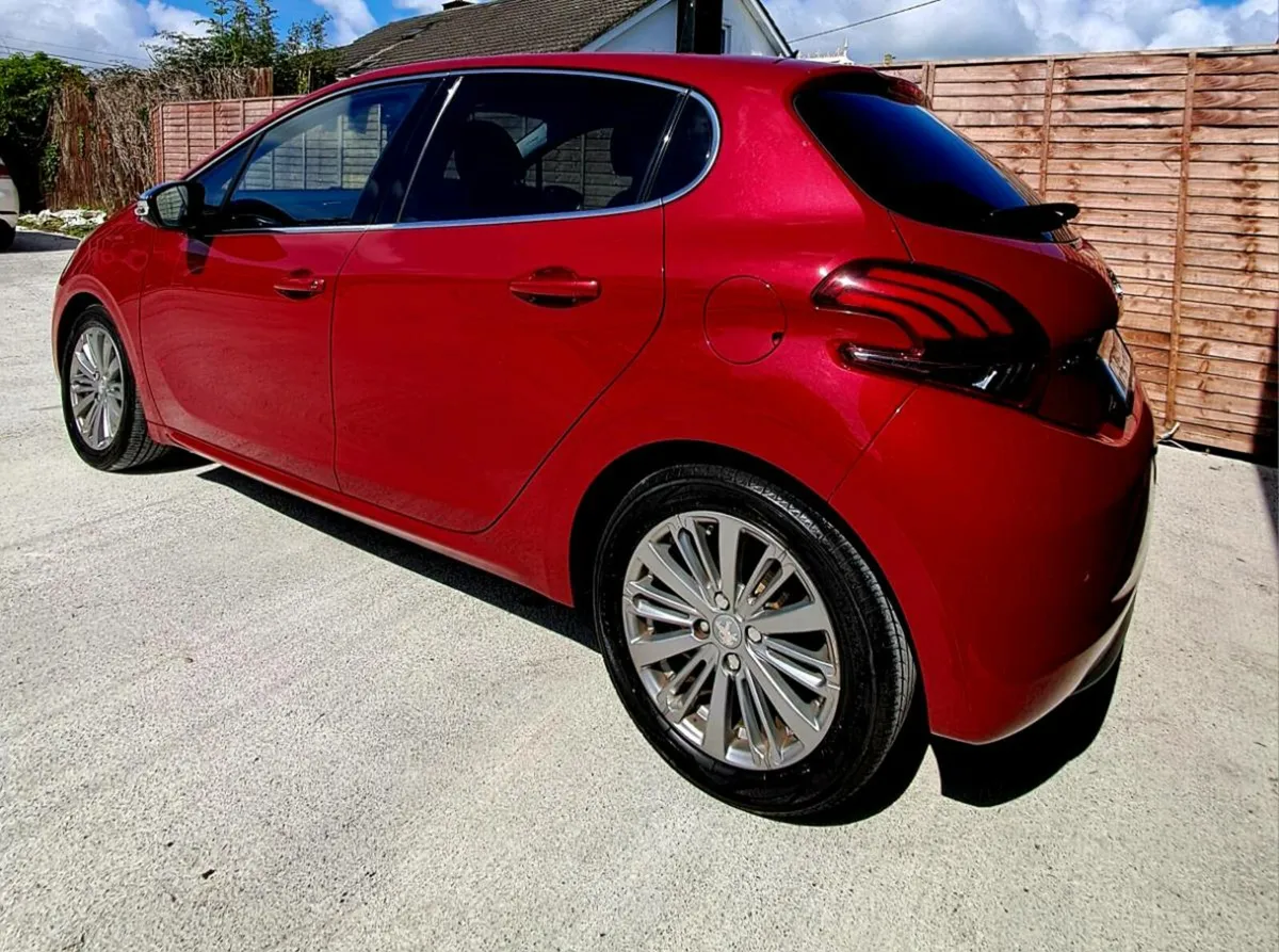 Peugeot 208 1.2L - Image 4