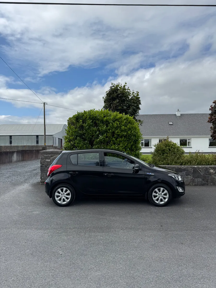Hyundai i20 PREMIUM 2013 - Image 2