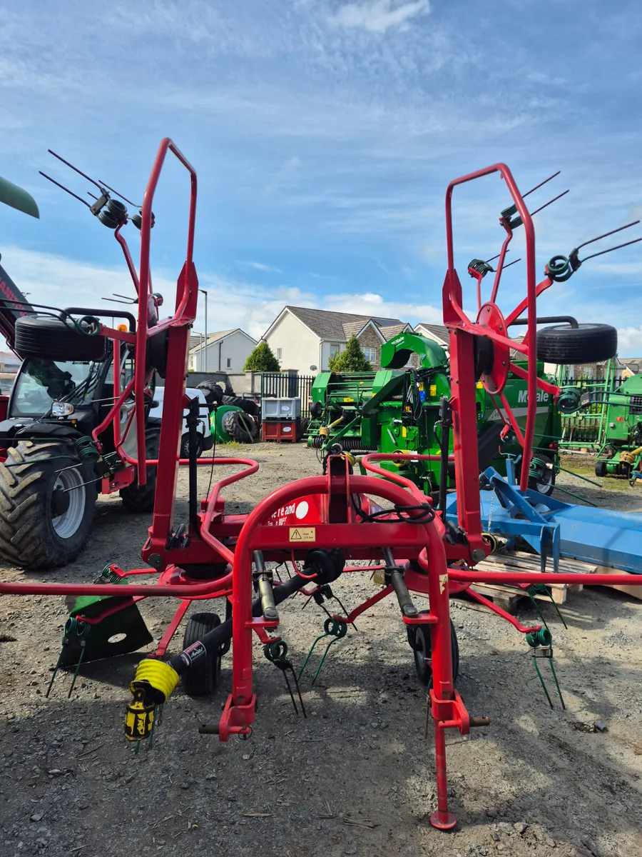 2016 Kverneland 8055 Tedder - Image 1