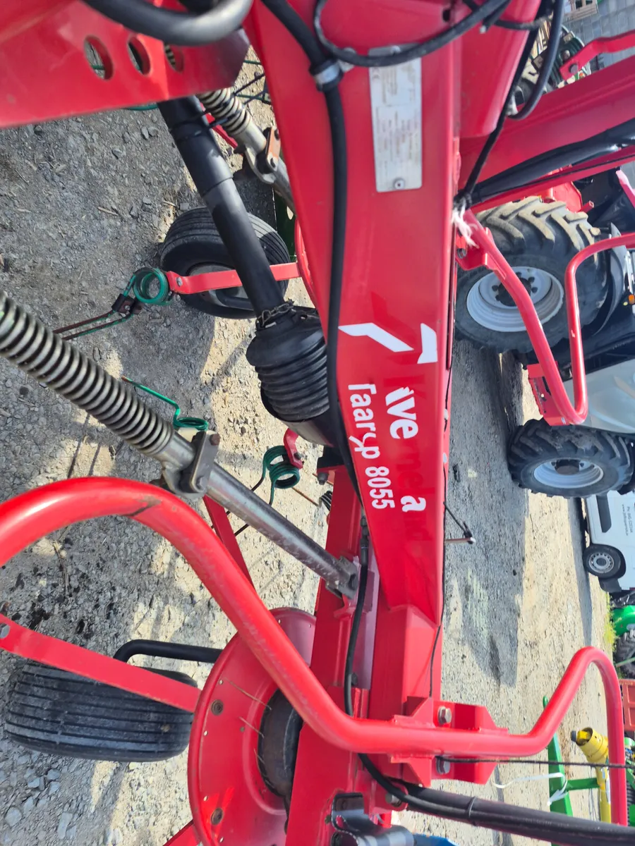 2016 Kverneland 8055 Tedder - Image 2