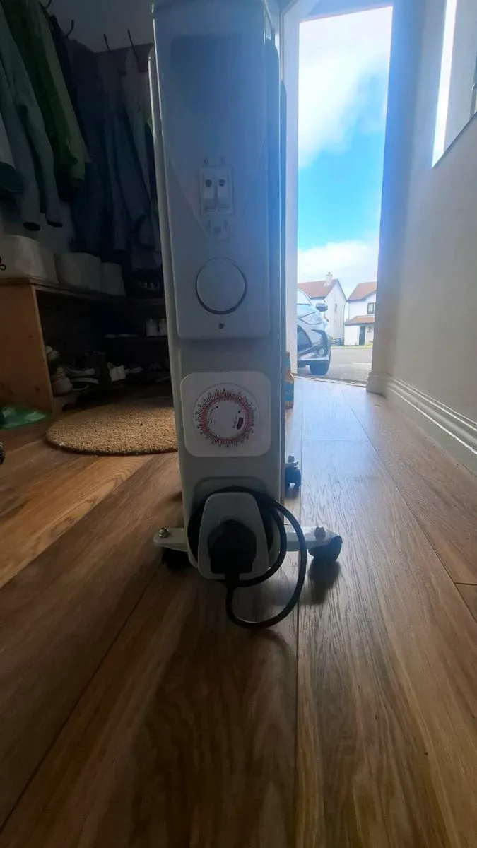 Radiator (oil filled electric,  on wheels) - Image 2