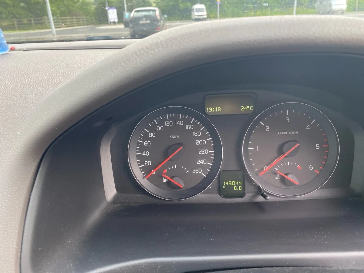 Volvo S40 2012, 143 km only - Image 2