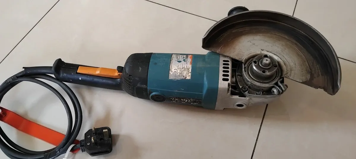 Makita 9069 230mm Angle Grinder 240v - Image 1
