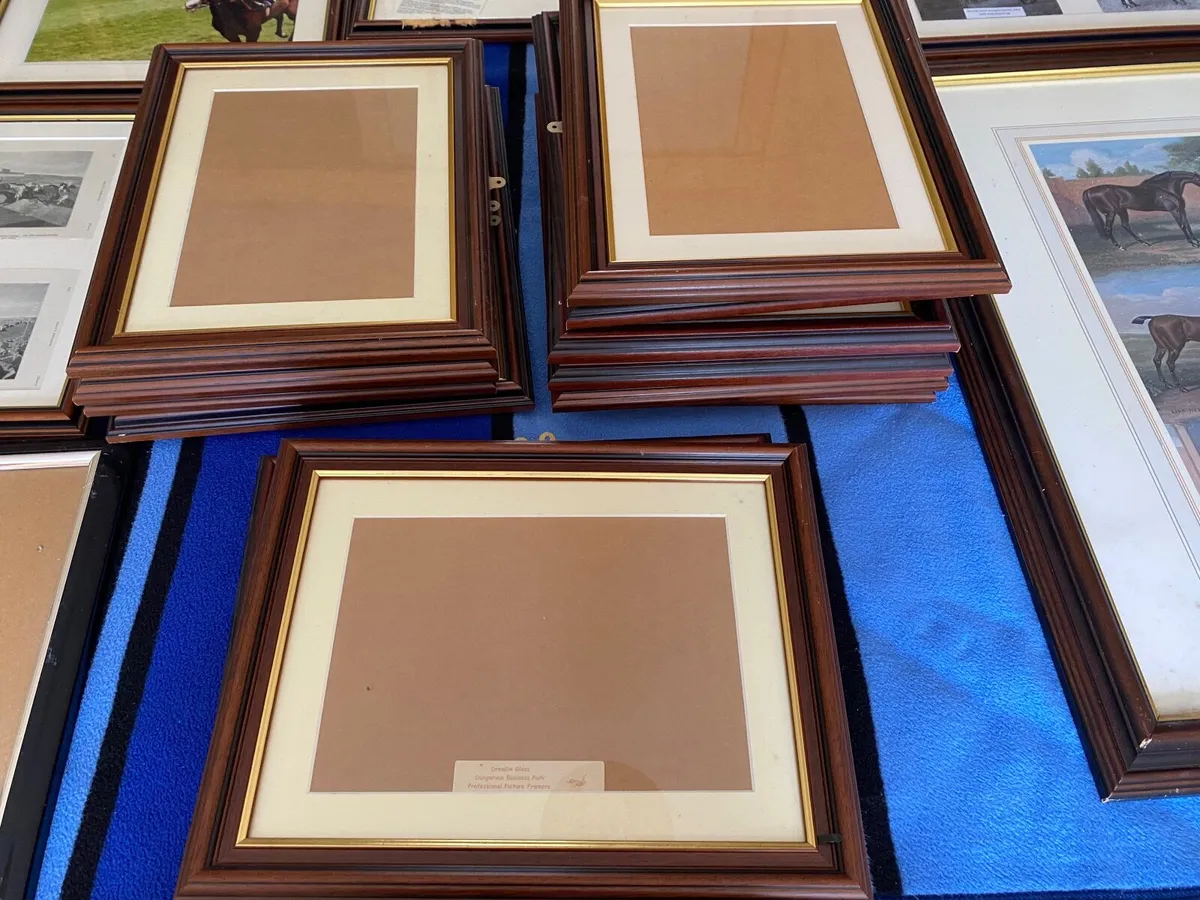 16 Picture frames