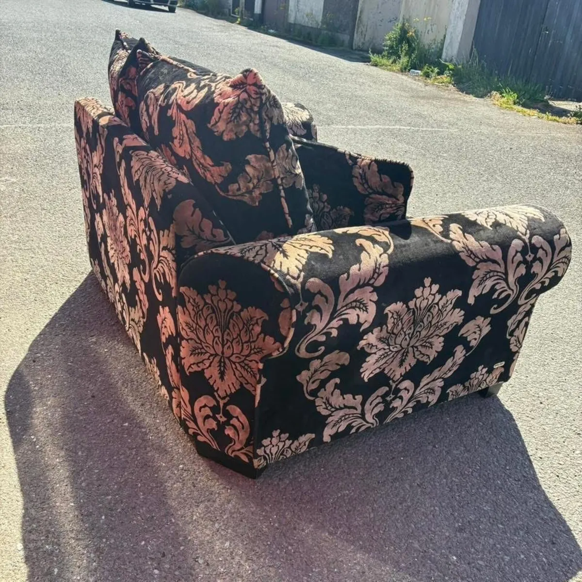 Fab! Very Comy 2 seater couch black & Gold - Image 4
