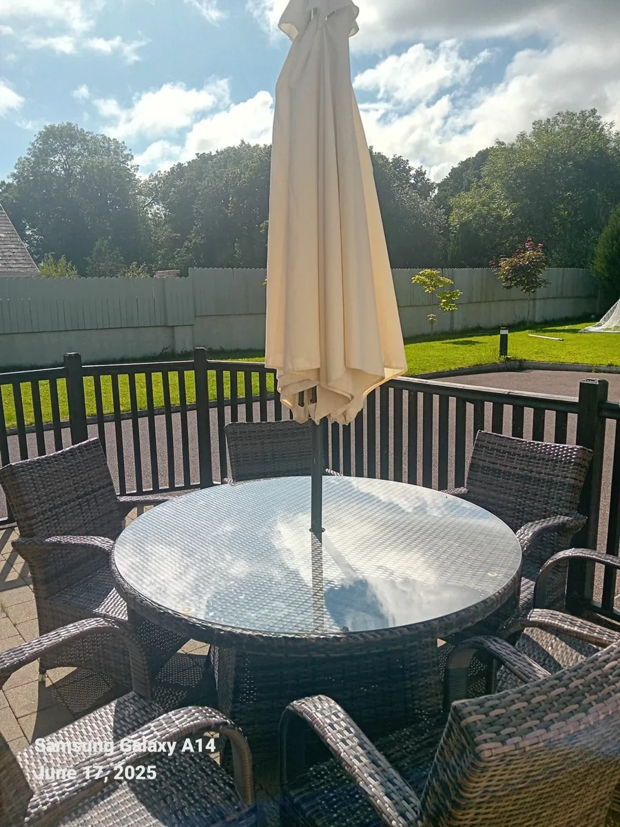 Outdoor furniture table and chairs - Image 1