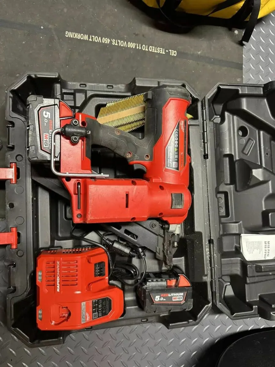 Milwaukee 18V FUEL Angled Framing Nailer - Image 2