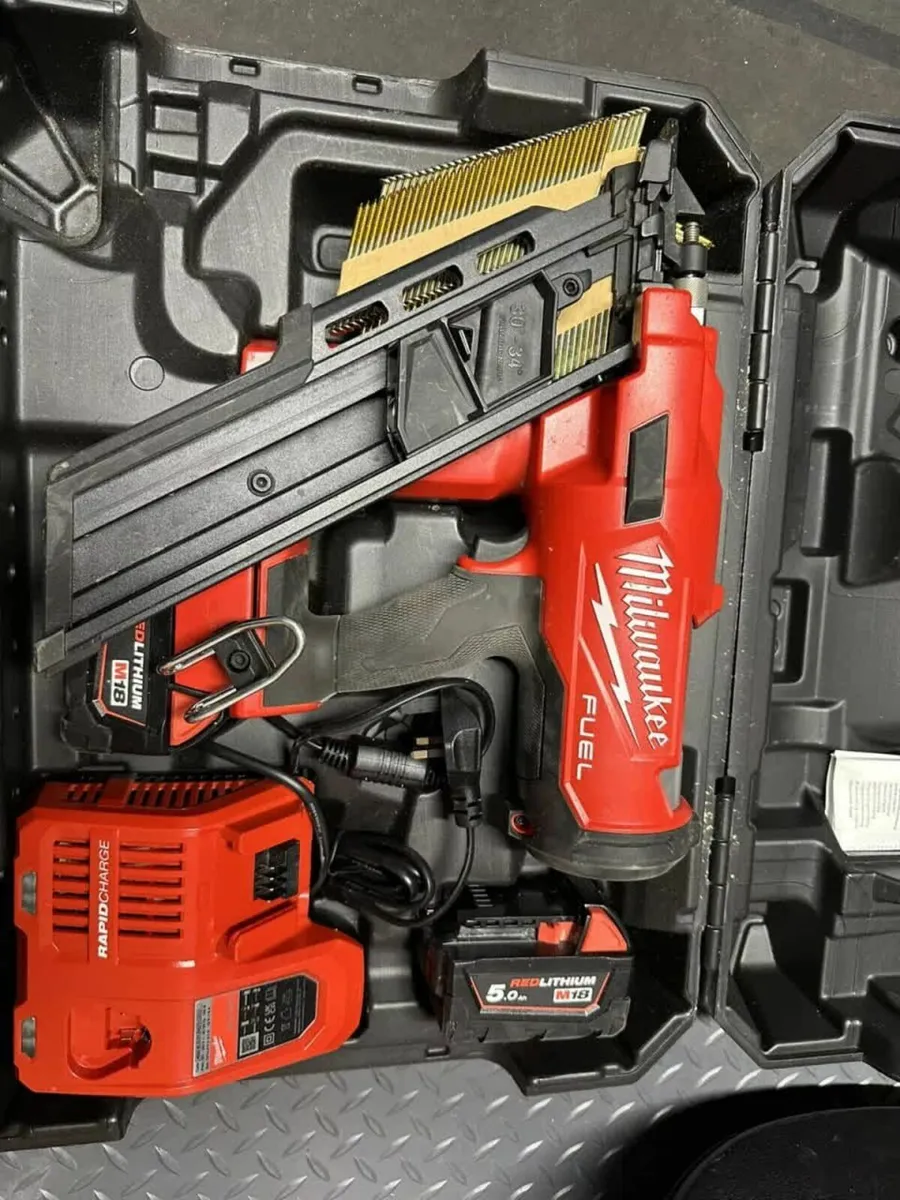 Milwaukee 18V FUEL Angled Framing Nailer - Image 3