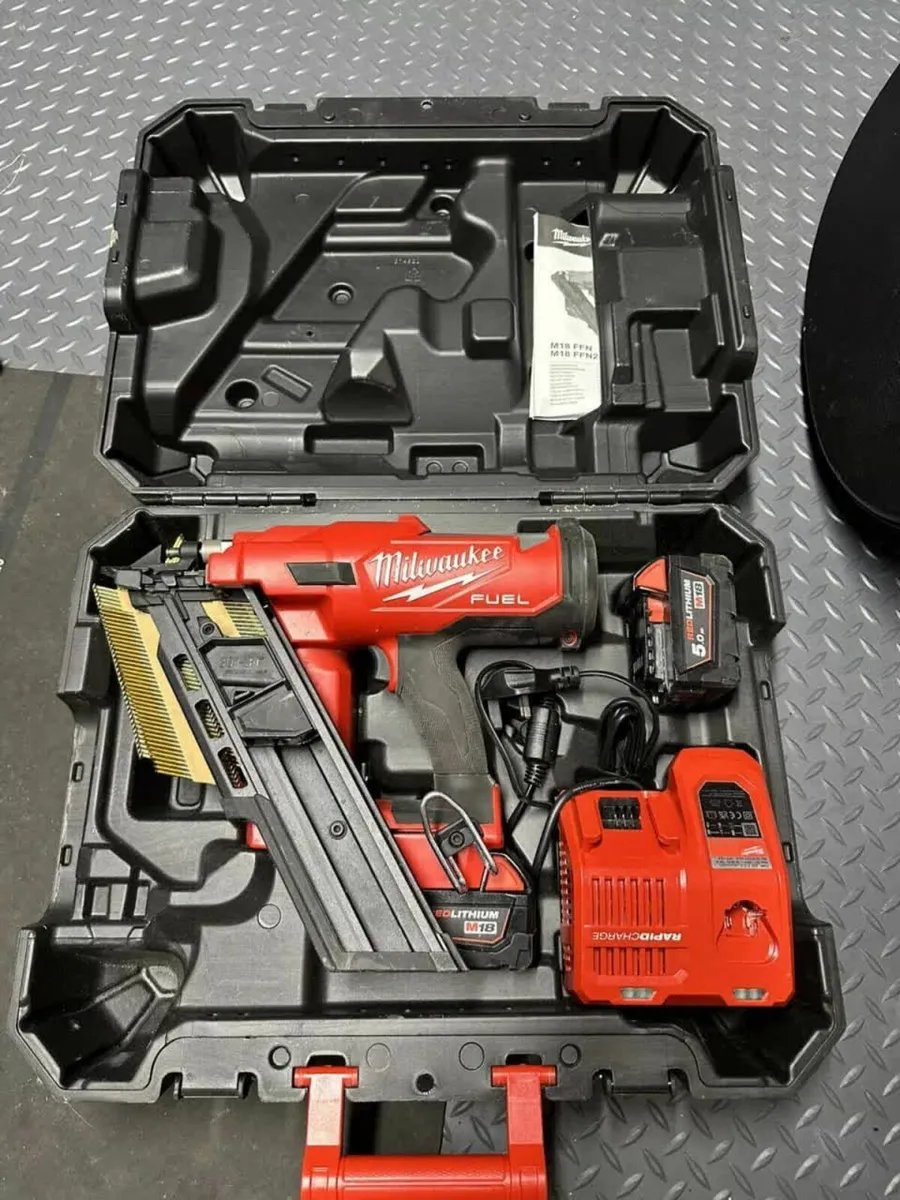 Milwaukee 18V FUEL Angled Framing Nailer - Image 4