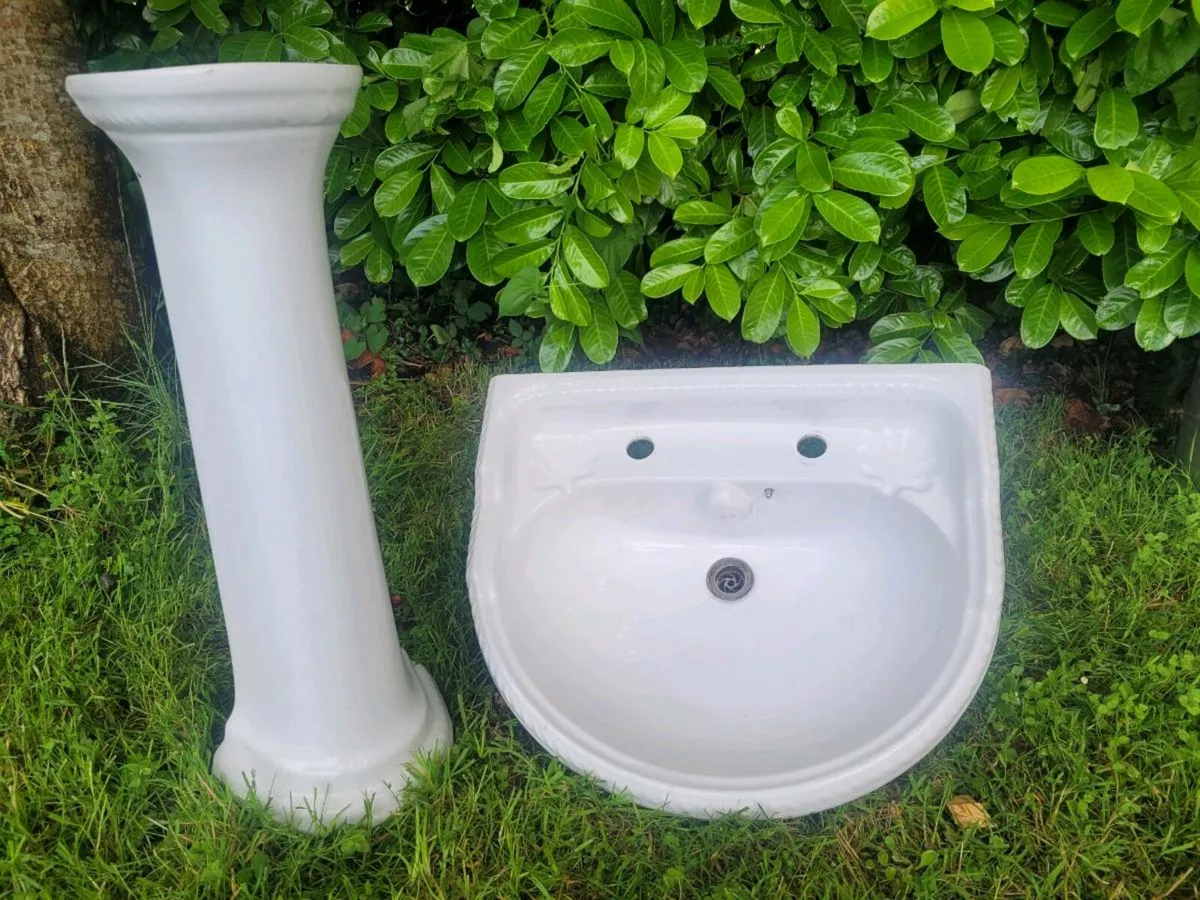 Bathroom sink - Image 1