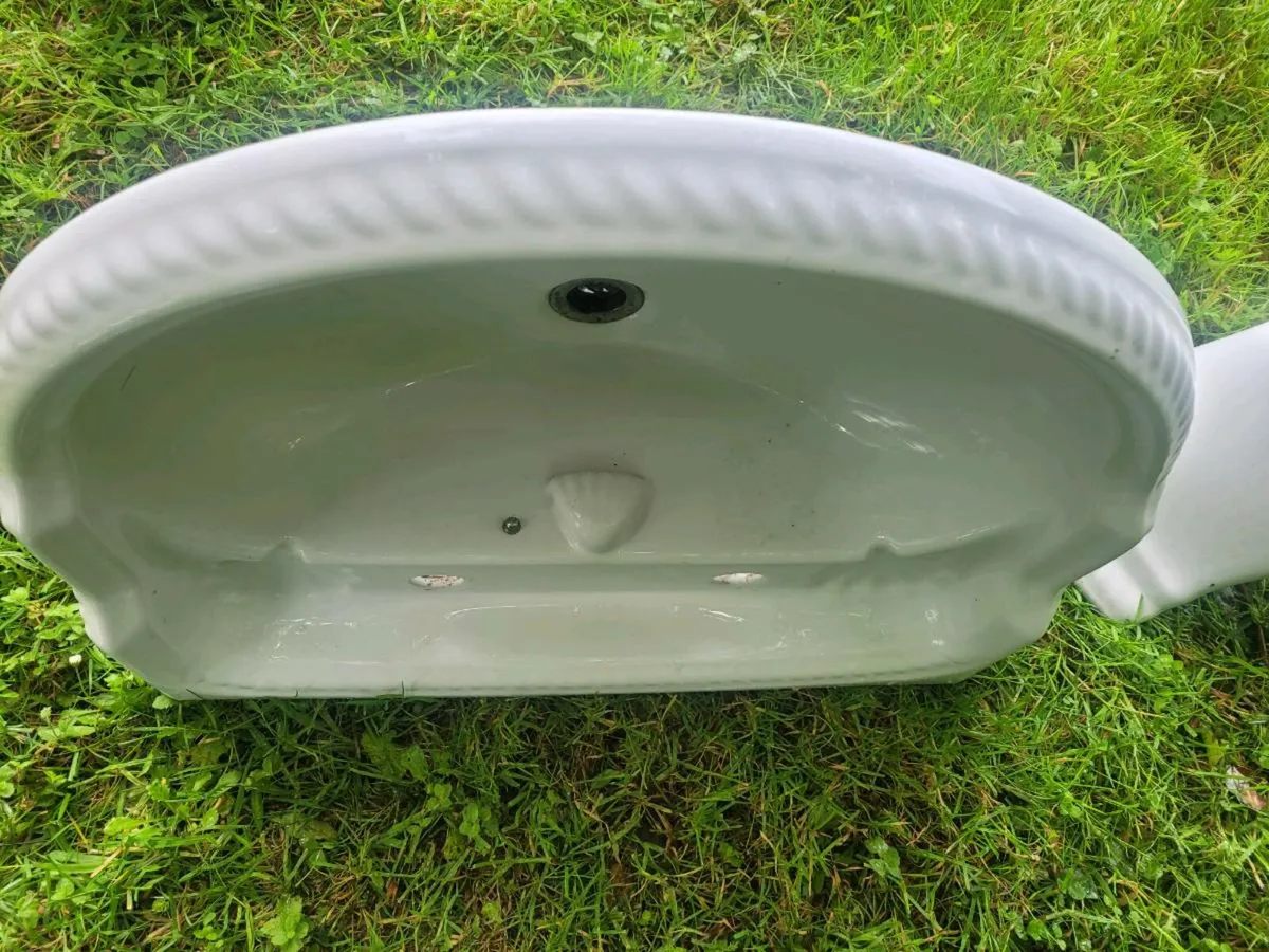 Bathroom sink - Image 2