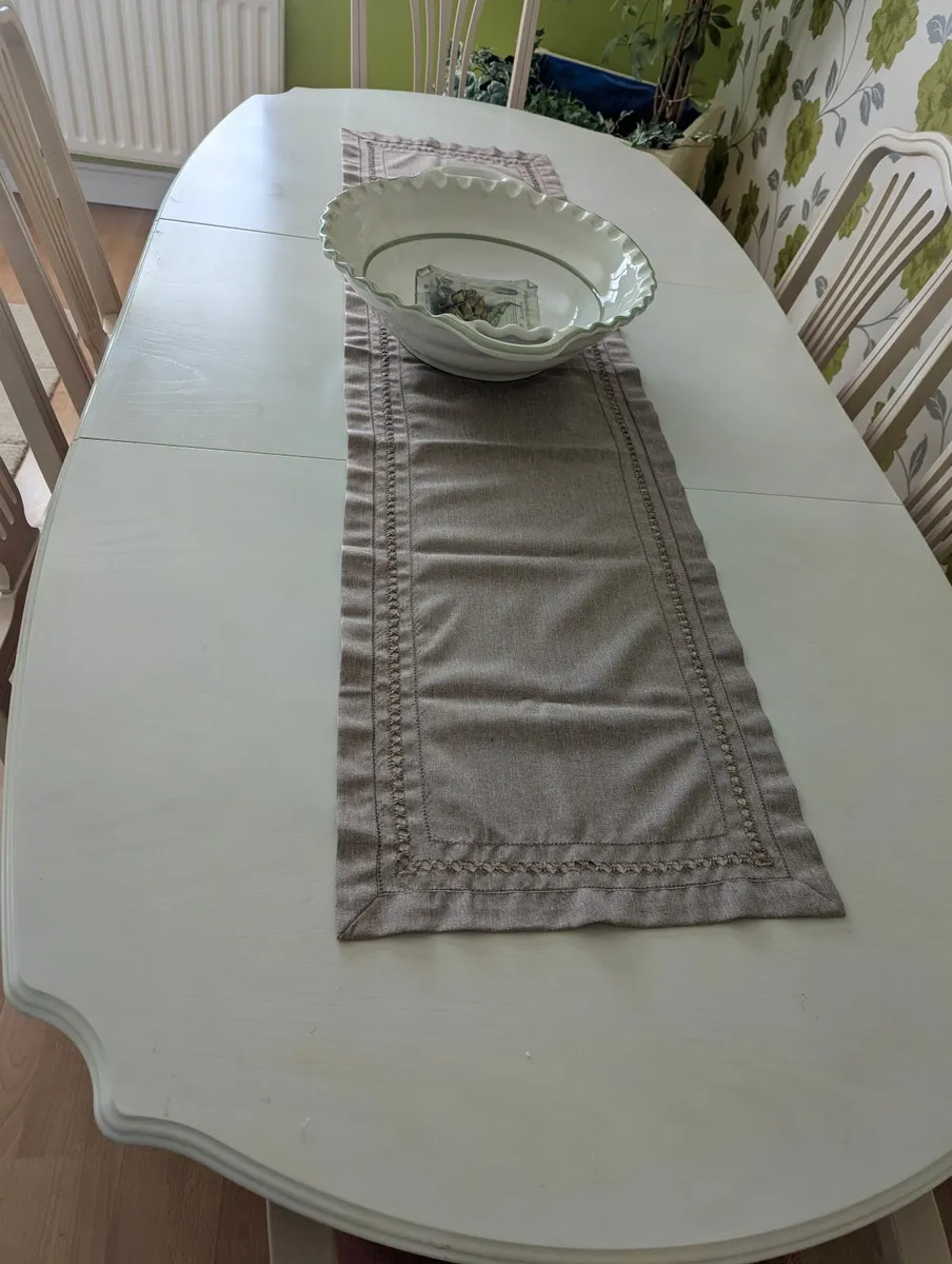 Dining Room table and chairs - Image 1