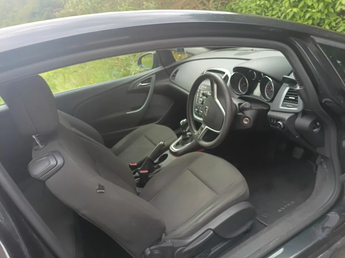 Opel Astra 2013 - Image 2