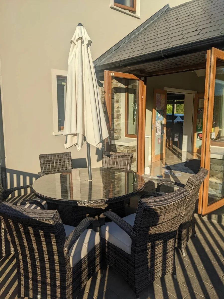 Outdoor furniture table and chairs - Image 2