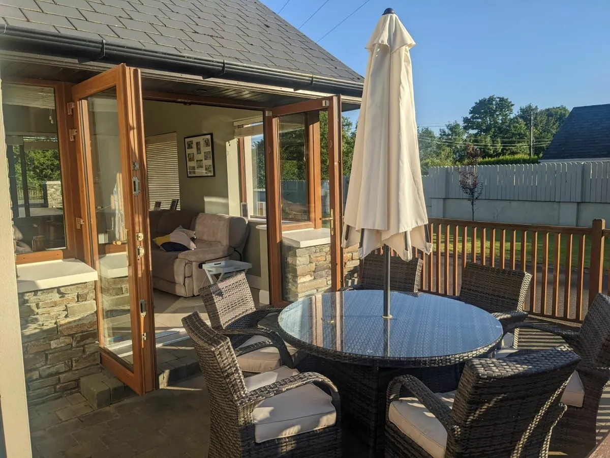 Outdoor furniture table and chairs - Image 3