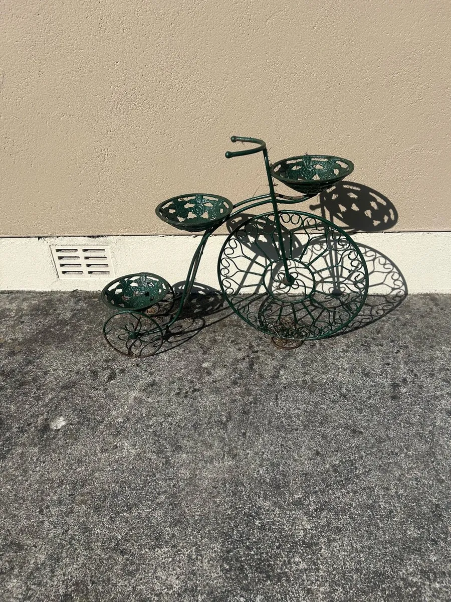 Cast iron flower pot holder