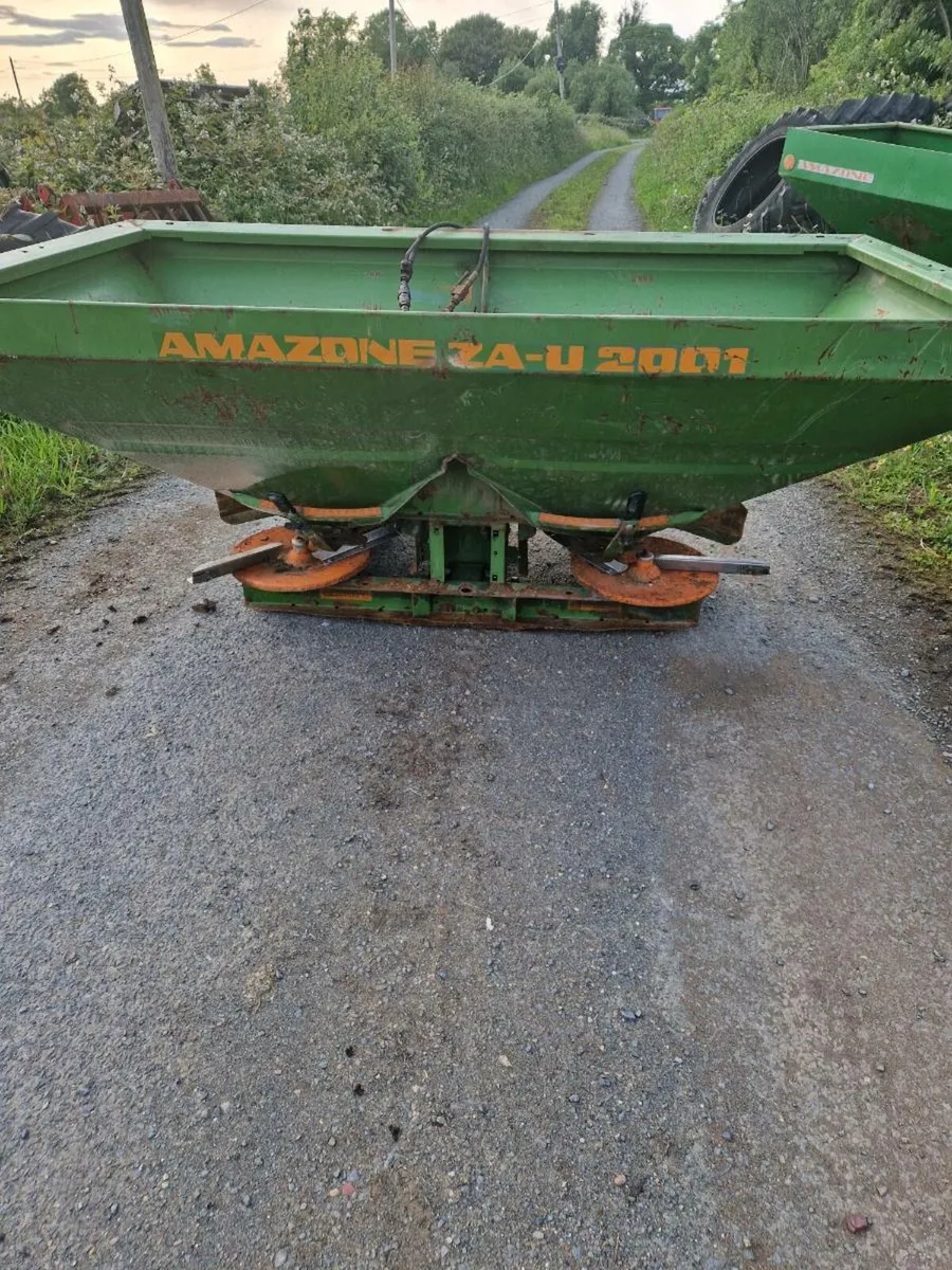 Fertiliser spreader - Image 1