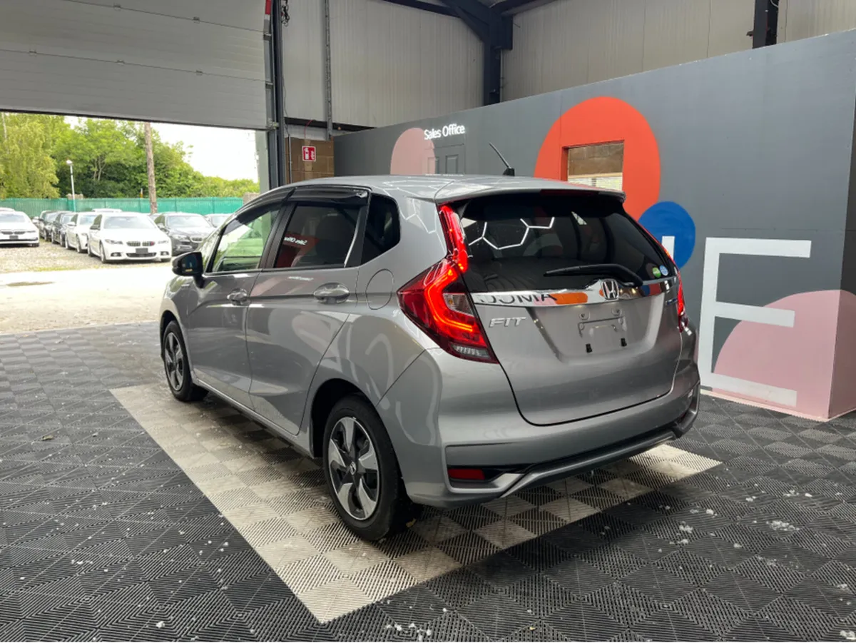 Honda Fit 1.5 HYRBID / 33k KMs / ADAPTIVE CRUISE & - Image 4