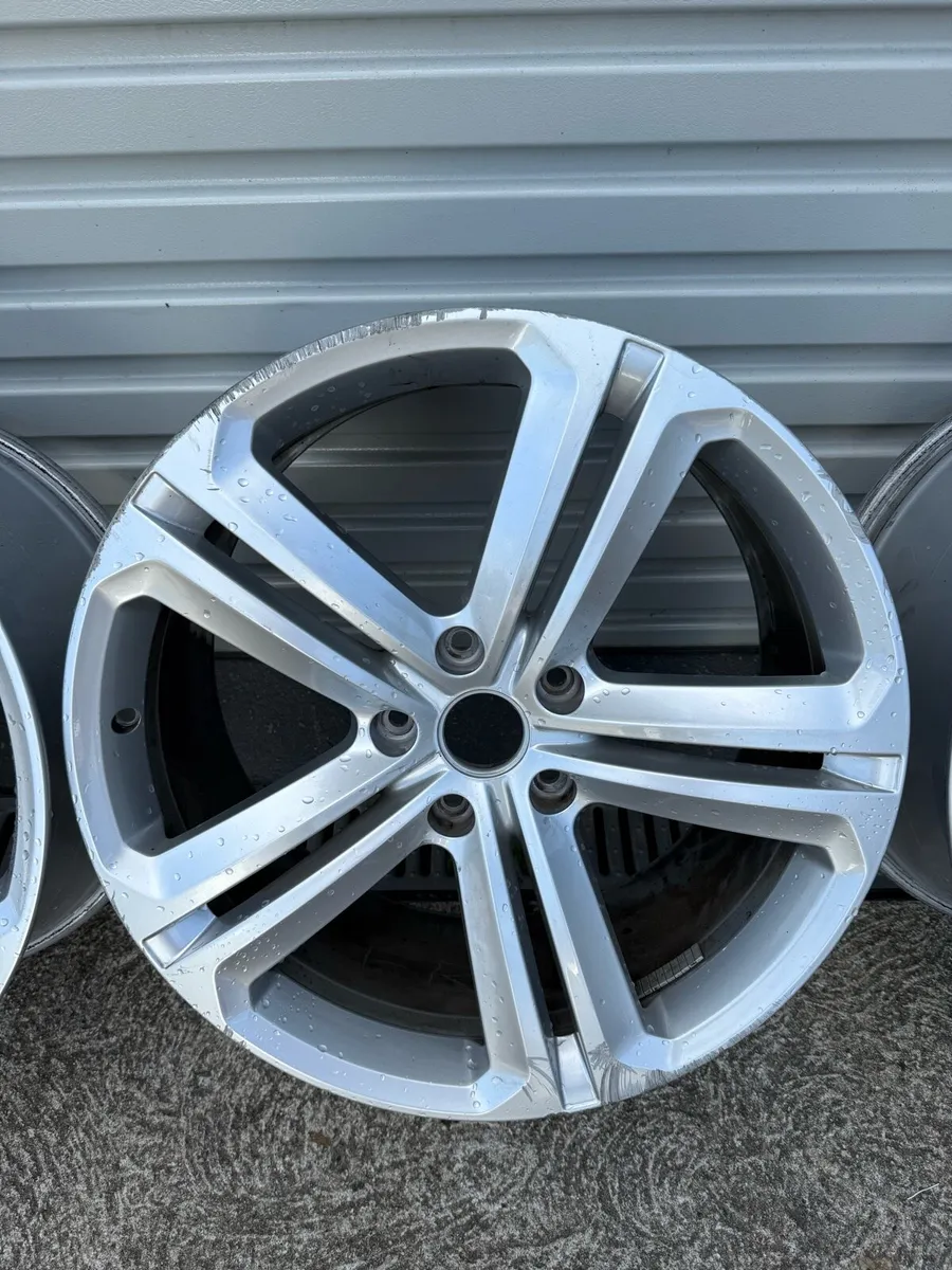 Genuine 21inch Volkswagen Touareg Alloys - Image 4