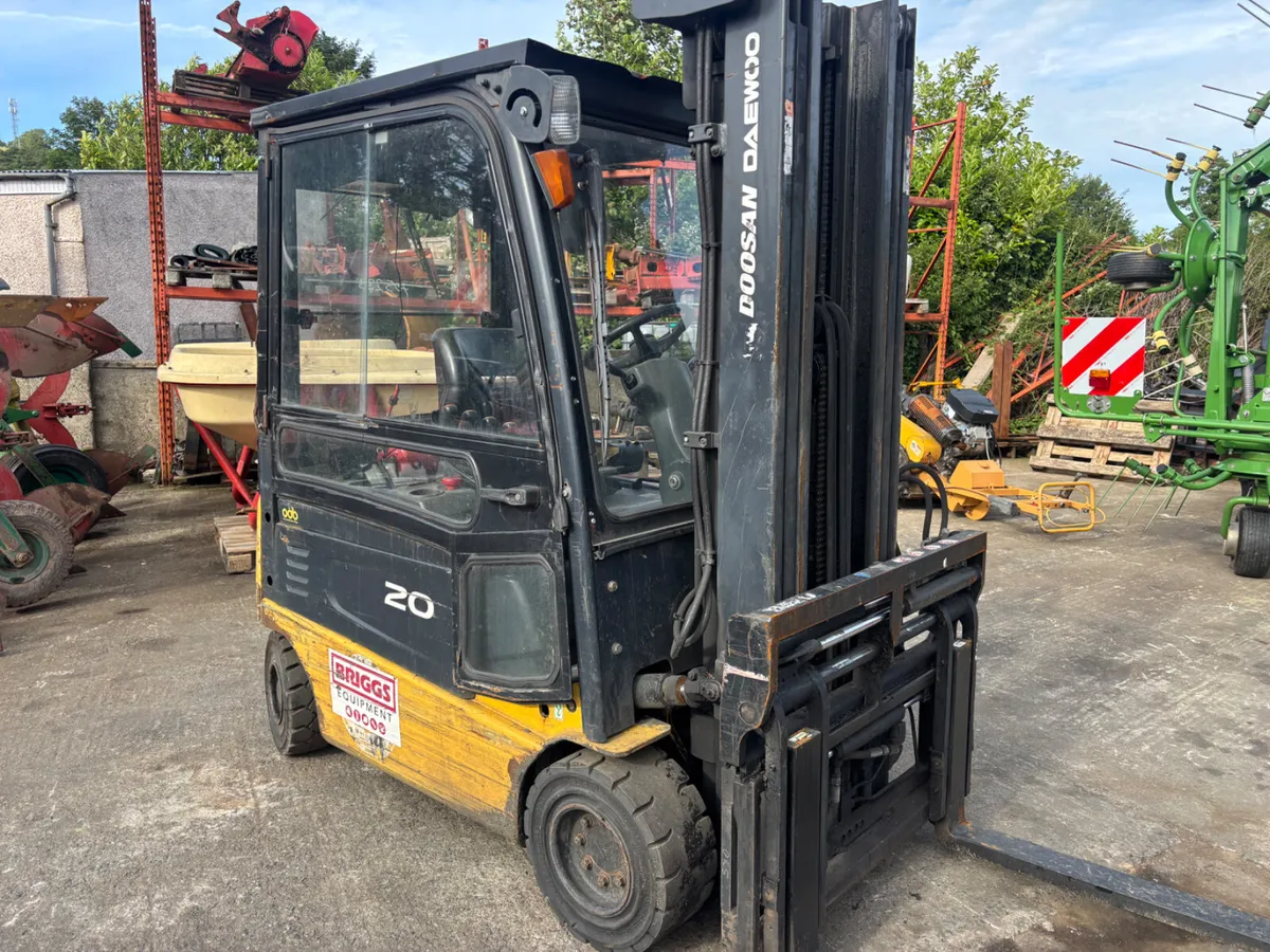 Doosan Electric Fork Lift - Image 1