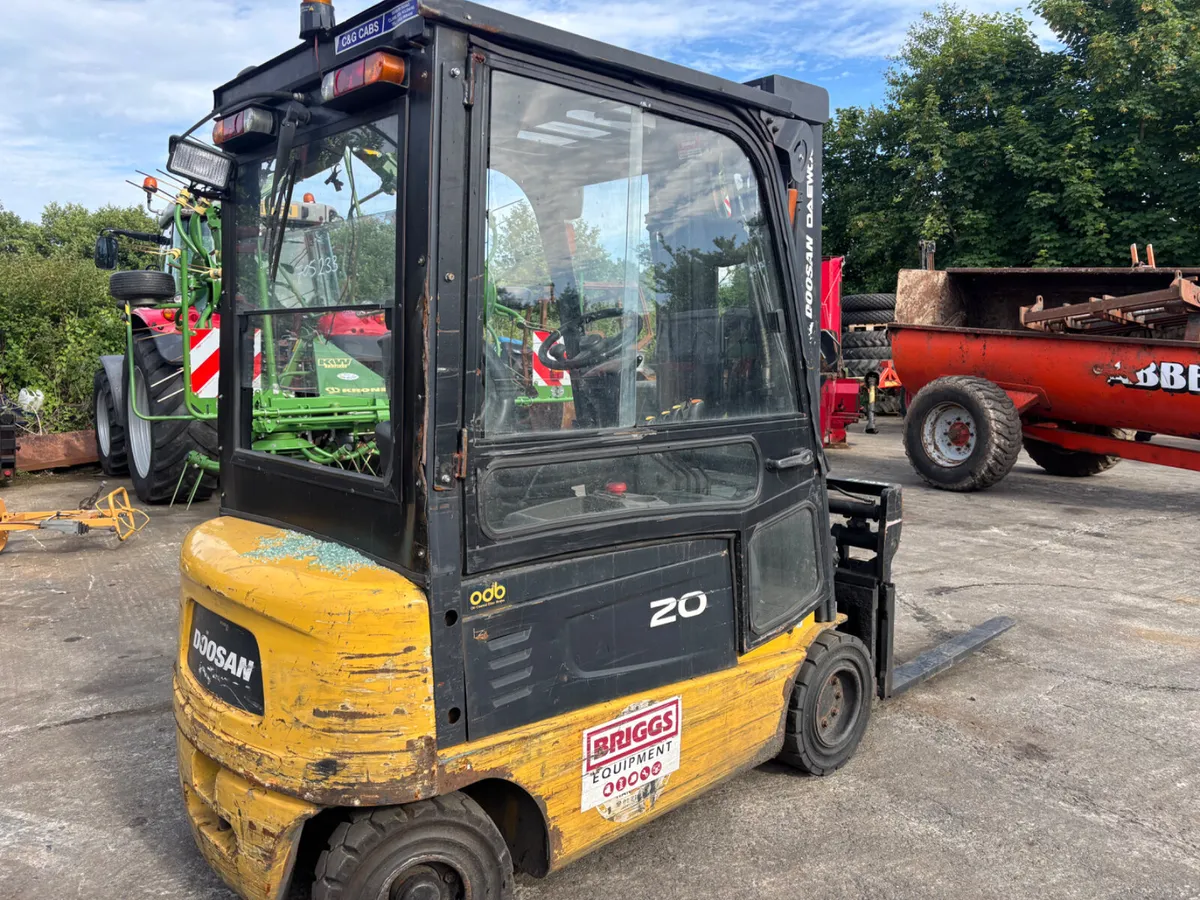 Doosan Electric Fork Lift - Image 2