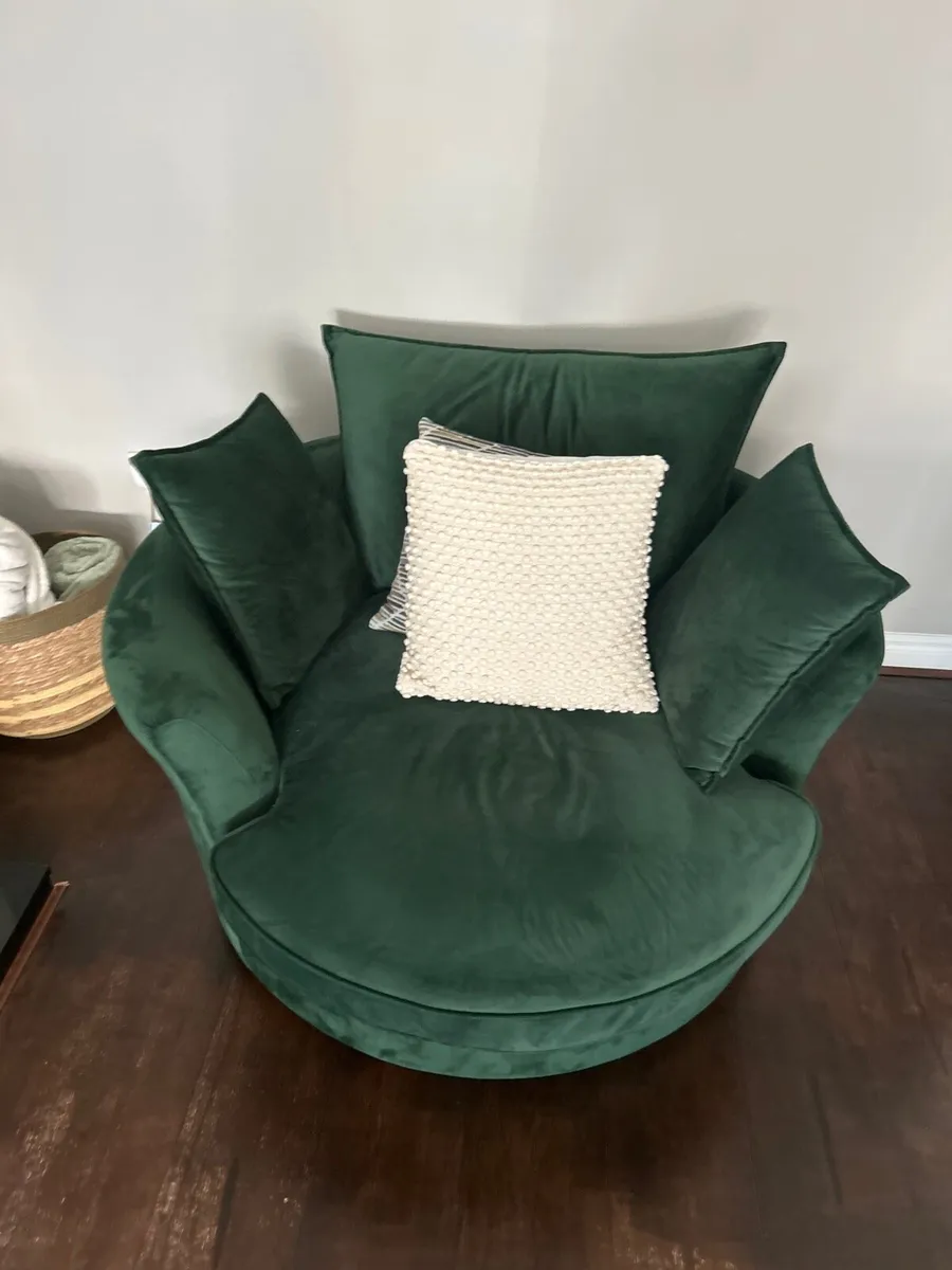 Swivel bottle green arm chair perfect condition - Image 1
