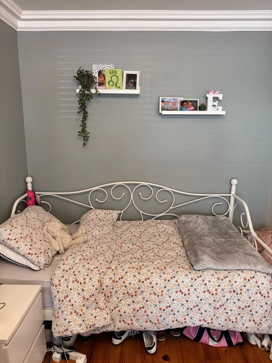 Metal frame day bed with mattress - Image 1