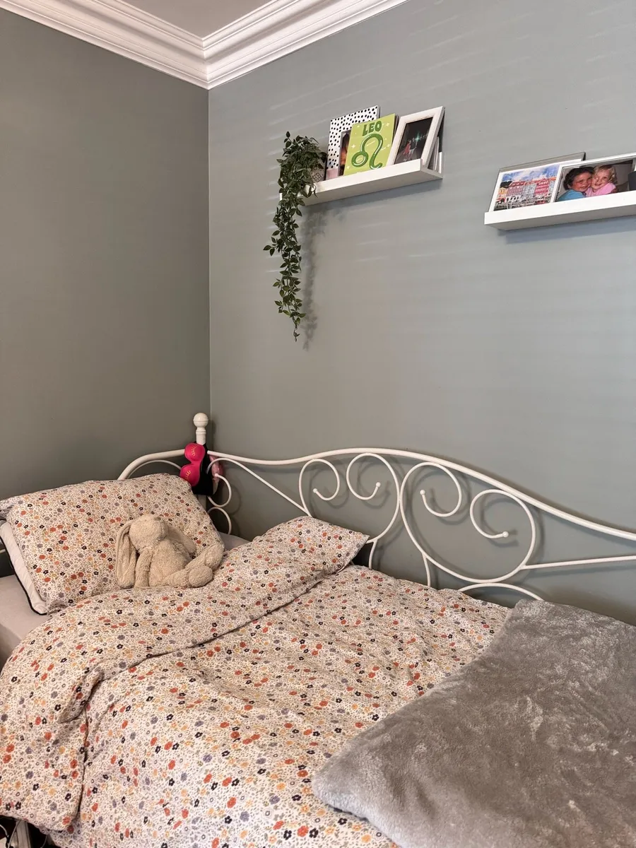Metal frame day bed with mattress - Image 2