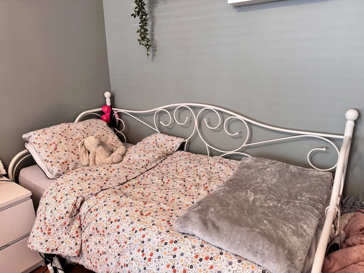 Metal frame day bed with mattress - Image 3