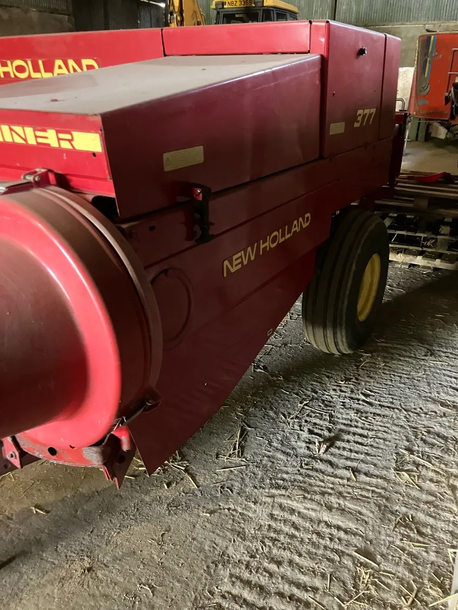 New Holland 377 baler - Image 2