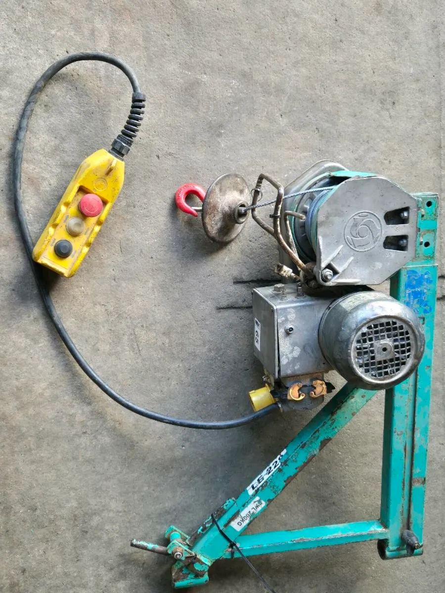 Scaffold hoist - Image 1