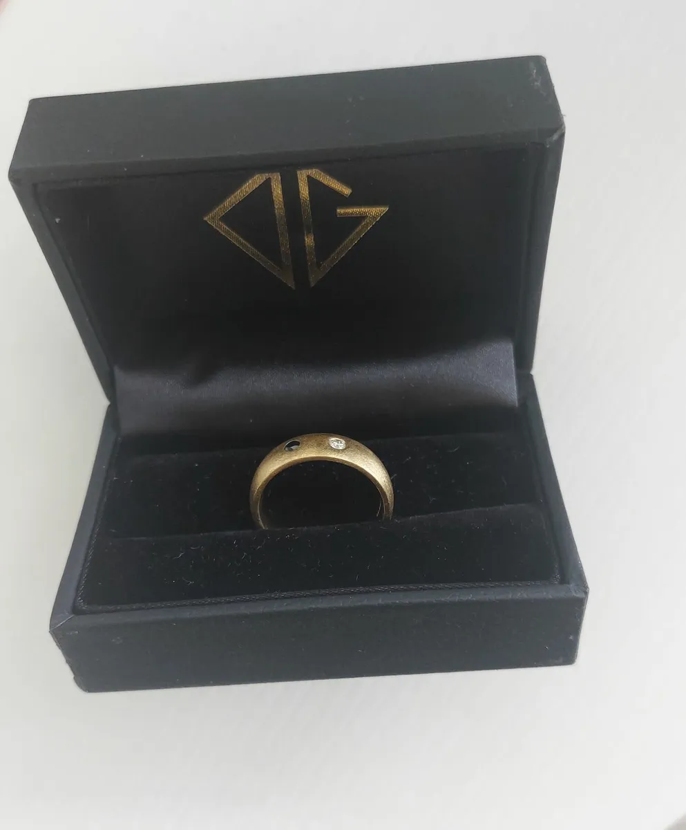 Men's 18 carat gold ring with small diamonds - Image 2